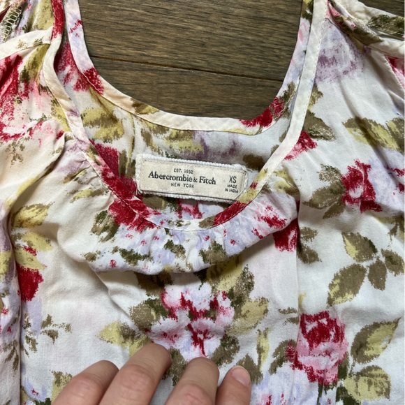 Abercrombie & Fitch flowery too - Picture 2 of 4